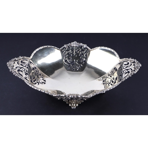 645 - A George V silver fruit dish of lobed form with pierced decoration, London 1932, 417g.