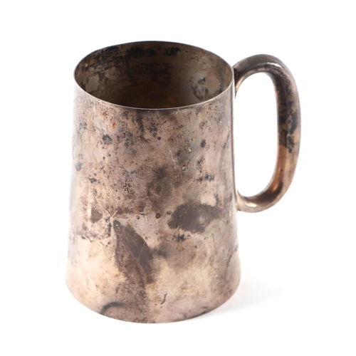 647 - A silver tankard, Sheffield 1945, 217g, 9.5cms high.