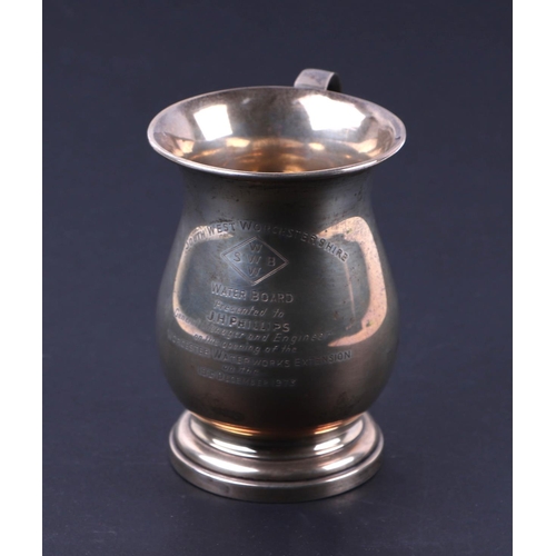 673 - A silver baluster form tankard with scroll handle, Birmingham 1973, 160g.