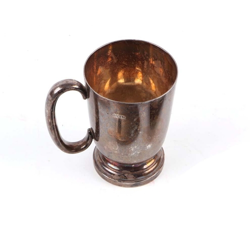 676 - A silver tankard with 'C' scroll handle, Birmingham 1960, 283g, 10cms high.