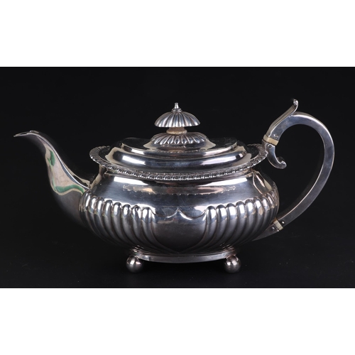 682 - A George IV silver teapot, London 1820, 665g. Submission reference MF71X1F7