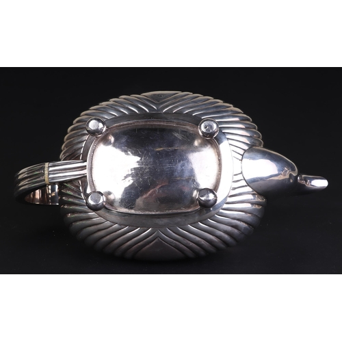 682 - A George IV silver teapot, London 1820, 665g. Submission reference MF71X1F7