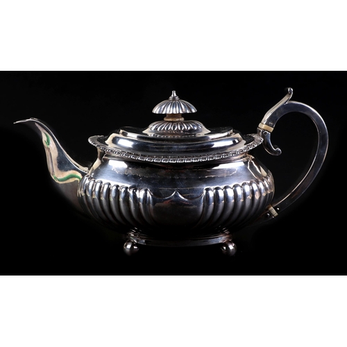 682 - A George IV silver teapot, London 1820, 665g. Submission reference MF71X1F7