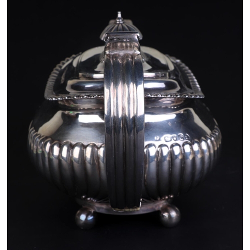 682 - A George IV silver teapot, London 1820, 665g. Submission reference MF71X1F7