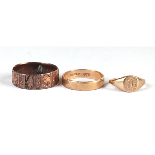 781 - Two 9ct gold wedding bands; together with a small 9ct gold signet ring (3), 6.3g.Condition Reportthe... 