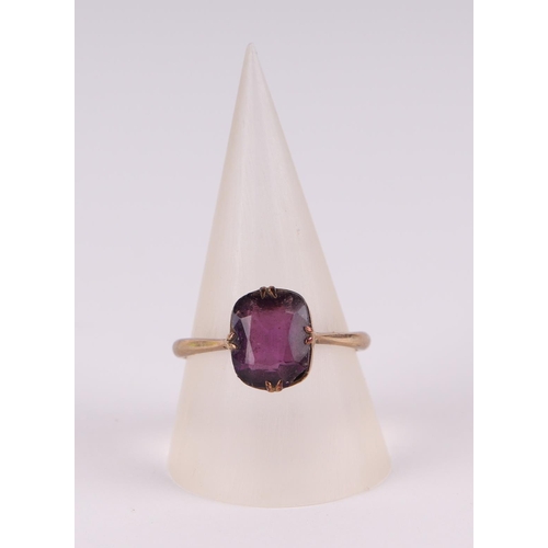 784 - A 9ct gold and amethyst dress ring, approx UK size 'R', 2.1g; together with a pair of 9ct gold stud ... 