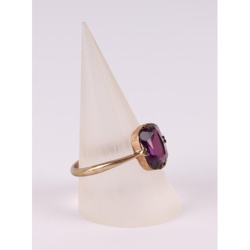 784 - A 9ct gold and amethyst dress ring, approx UK size 'R', 2.1g; together with a pair of 9ct gold stud ... 