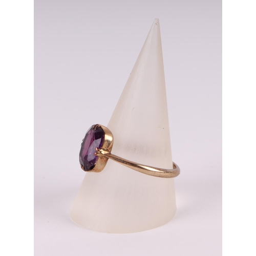 784 - A 9ct gold and amethyst dress ring, approx UK size 'R', 2.1g; together with a pair of 9ct gold stud ... 