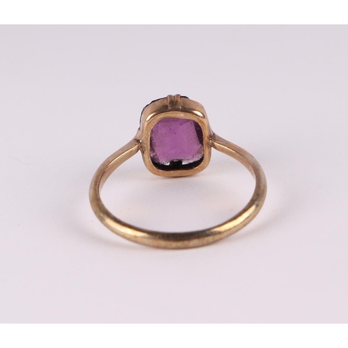 784 - A 9ct gold and amethyst dress ring, approx UK size 'R', 2.1g; together with a pair of 9ct gold stud ... 