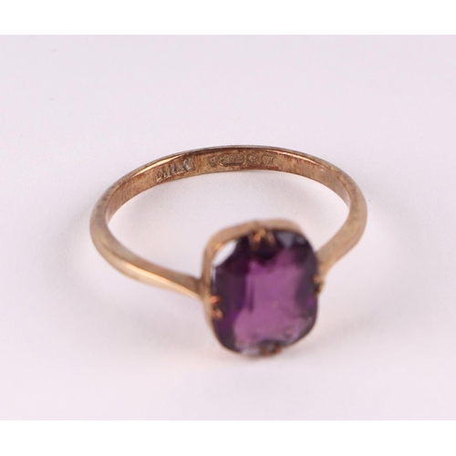 784 - A 9ct gold and amethyst dress ring, approx UK size 'R', 2.1g; together with a pair of 9ct gold stud ... 