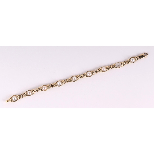 790 - An 18ct gold and pearl bracelet, approx 18cms long, 16g.Condition Reportmissing one pearl