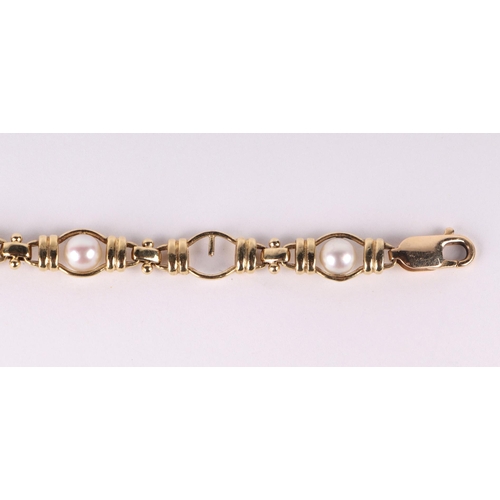 790 - An 18ct gold and pearl bracelet, approx 18cms long, 16g.Condition Reportmissing one pearl