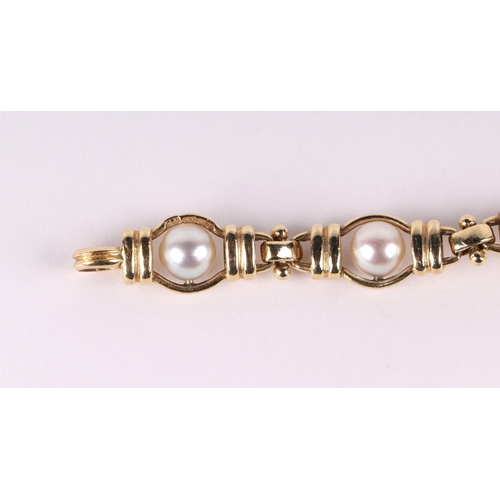 790 - An 18ct gold and pearl bracelet, approx 18cms long, 16g.Condition Reportmissing one pearl