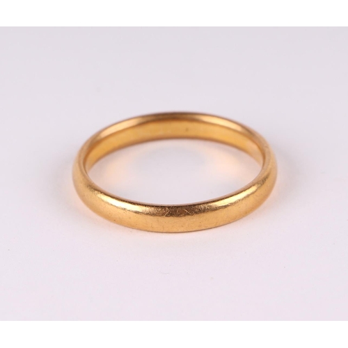 794 - A 22ct gold wedding band, approx UK size 'S', 6g