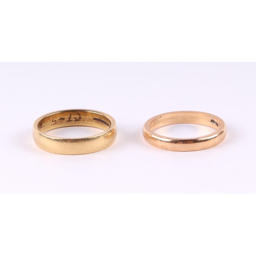 810 - Two 18ct gold wedding bands, 10g (2).