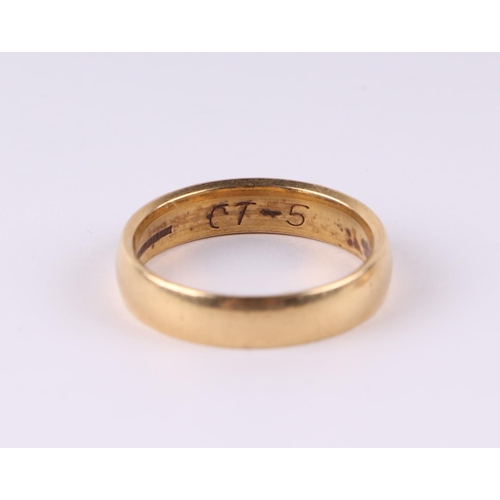 810 - Two 18ct gold wedding bands, 10g (2).