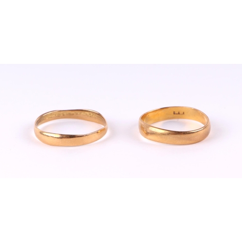 811 - Two 22ct gold wedding bands, 4.8g (2).