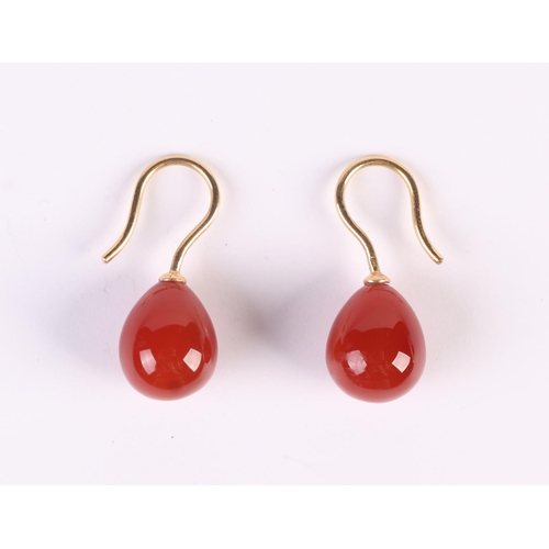 813 - A pair of 18ct gold mounted carnelian drop earrings.Condition ReportThere are no chips or cracks to ... 