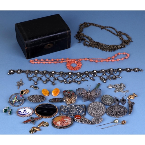 819 - A quantity of silver, white metal and costume jewellery to include brooches and necklaces.