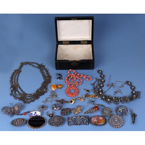 819 - A quantity of silver, white metal and costume jewellery to include brooches and necklaces.