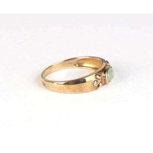 826 - A 9ct gold ring set with an oval jade cabochon, approx UK size Q, 2.7g.