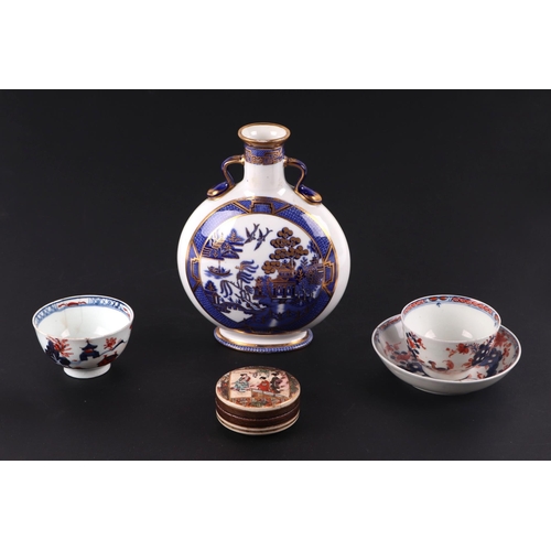 918 - A quantity of assorted Oriental ceramics to include a Japanese Satsuma box and cover decorated with ... 