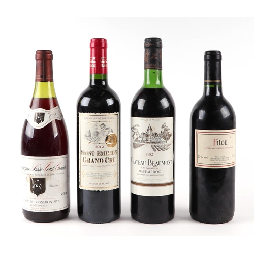 423 - Nine bottles of wine to include Chateau Beaumont 1982, Chateau Vieux Clos St Emilion Grand Cru 1985 ... 