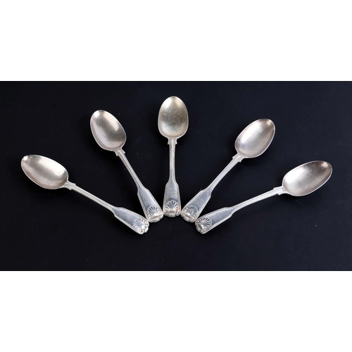 518 - Five Victorian fiddle, thread and shell pattern spoons, 312g.