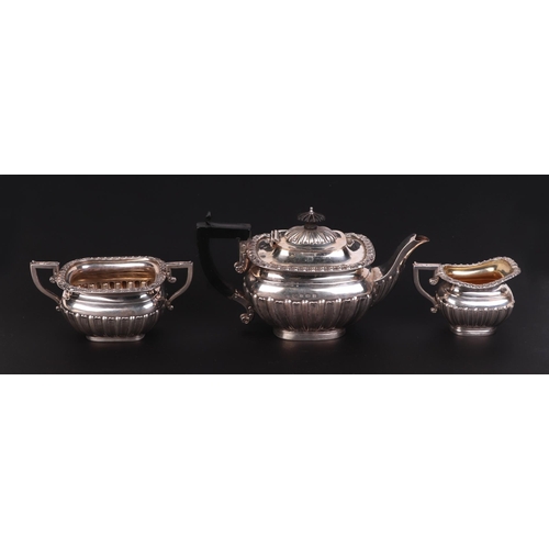 536 - An Edwardian silver three-piece tea service with reeded bodies, Birmingham 1901, 674g (3)