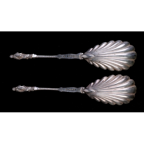 543 - A pair of Victorian silver Apostle spoons with shell shaped bowls, London 1885, 144g (2).