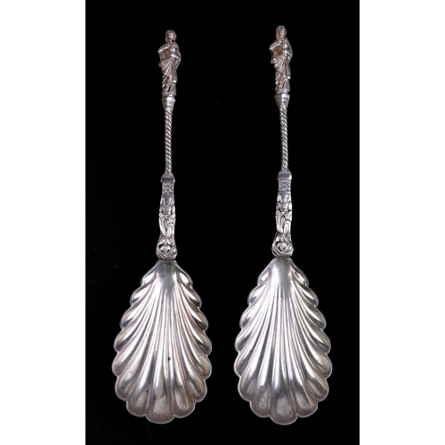 543 - A pair of Victorian silver Apostle spoons with shell shaped bowls, London 1885, 144g (2).