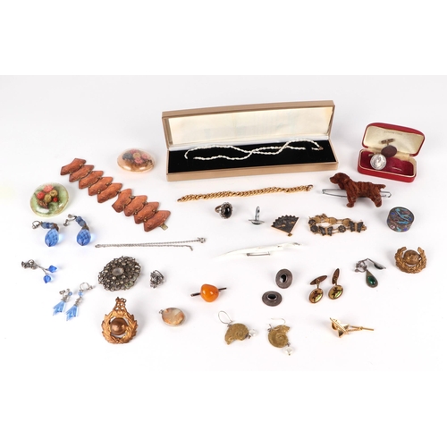 563 - A quantity of costume jewellery to include a stick coral necklace; a Japanese Komai bracelet and oth... 