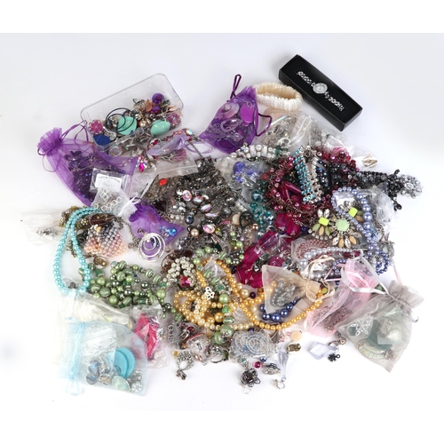 576 - A quantity of costume jewellery.