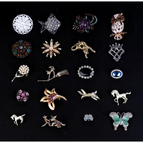 577 - A quantity of vintage costume jewellery brooches.