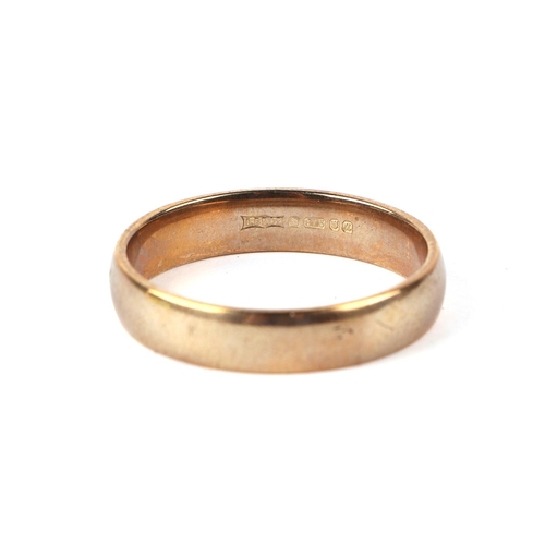 595 - A 9ct gold wedding band, approx UK size O; together with a yellow metal signet ring (cut), total wei... 