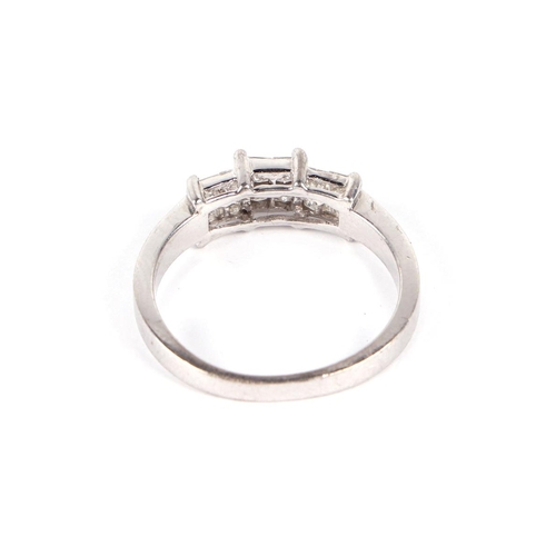 599 - An 18ct white gold diamond ring, approx UK size L, 3.4g.