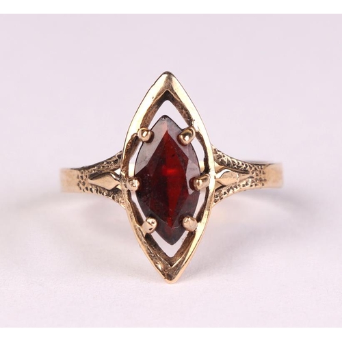 613 - A 9ct gold garnet ring, approx UK size J, 1.7g.