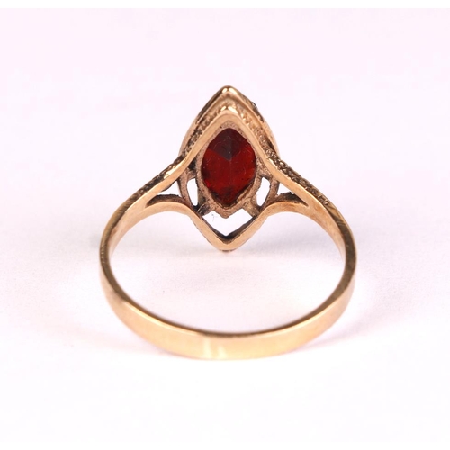 613 - A 9ct gold garnet ring, approx UK size J, 1.7g.