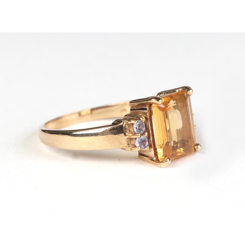 622 - A 9ct gold dress ring set with a large pale yellow stone, approx UK size Q, 4.1g.