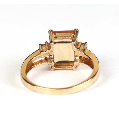 622 - A 9ct gold dress ring set with a large pale yellow stone, approx UK size Q, 4.1g.