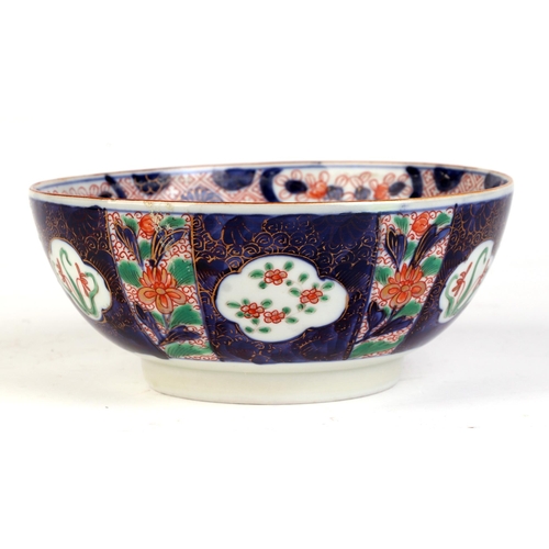 689 - A Japanese Imari pattern footed bowl, 19cms diameter.