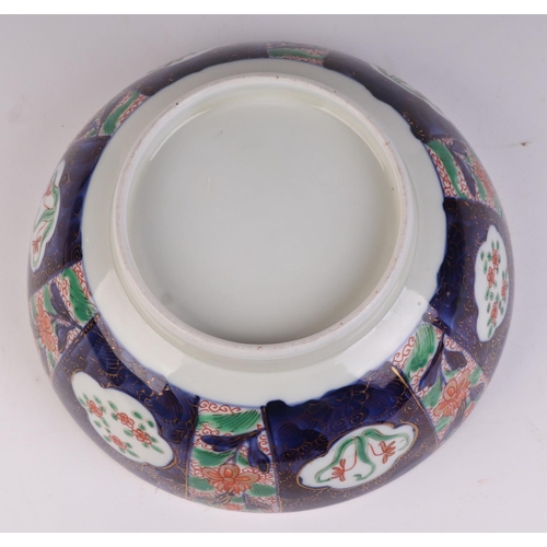 689 - A Japanese Imari pattern footed bowl, 19cms diameter.