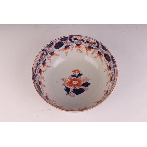 689 - A Japanese Imari pattern footed bowl, 19cms diameter.