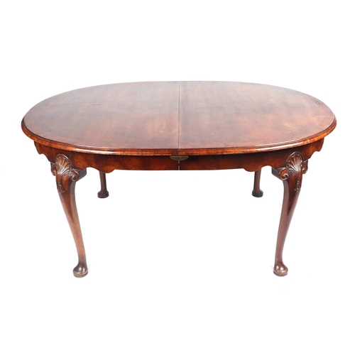 750 - A late Victorian / Edwardian walnut & crossbanded dining table inset with two extension leaves, on c... 