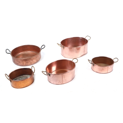 413 - A set of three oval graduated copper cooking pans, the largest 31cm wide (excluding handles), to inc... 