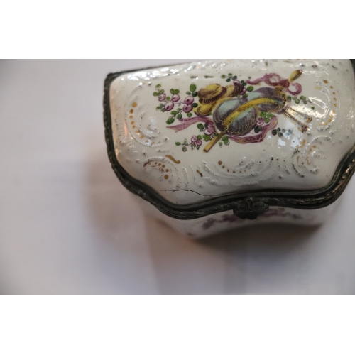 312 - A Meissen style porcelain snuff box and cover decorated with a seascape, 8cms wide; together with th... 