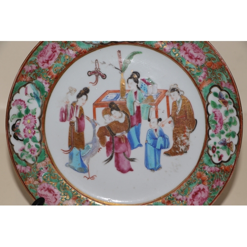 656 - A 19th century Canton Export famille rose plate decorated with figures within a landscape, 20cms dia... 