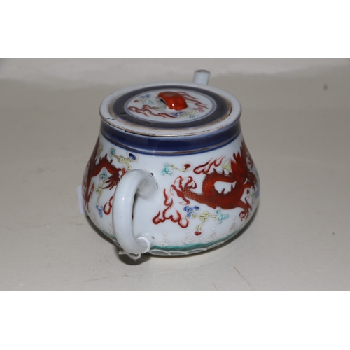 646 - A Chinese porcelain teapot decorated with a pair of five-clawed dragons flying amidst swirling cloud... 