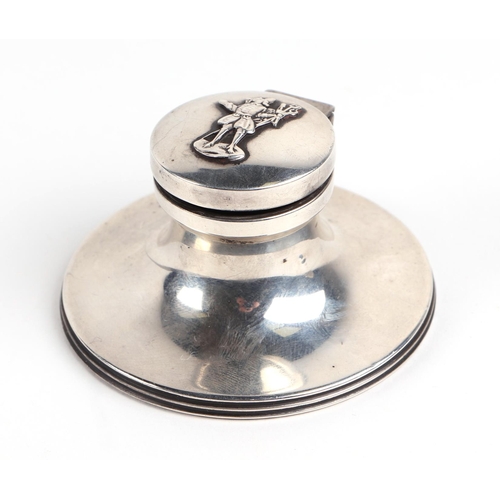 476 - An early 20th century silver capstan, silver inkwell, Birmingham 1915, the top decorated 