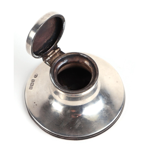 476 - An early 20th century silver capstan, silver inkwell, Birmingham 1915, the top decorated 